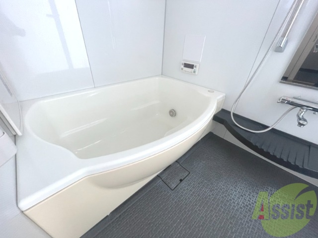 バス・シャワールーム　お風呂は広めでゆっくりできます。日々の疲れを癒してください。
