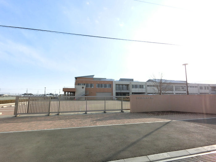 中学校　伊勢崎市立赤堀中学校（中学校）まで984m