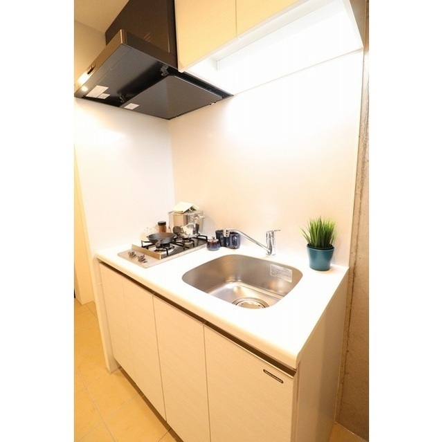 キッチン　家具・調度品等は実際の賃貸住戸には含まれません。