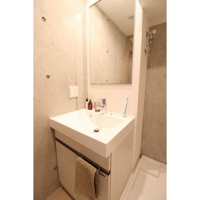 洗面設備　家具・調度品等は実際の賃貸住戸には含まれません。