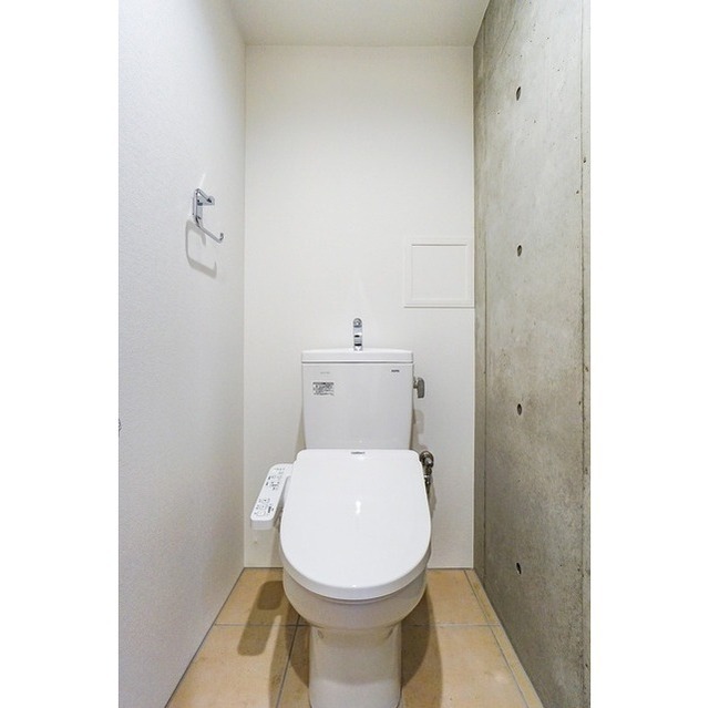 トイレ　家具・調度品等は実際の賃貸住戸には含まれません。