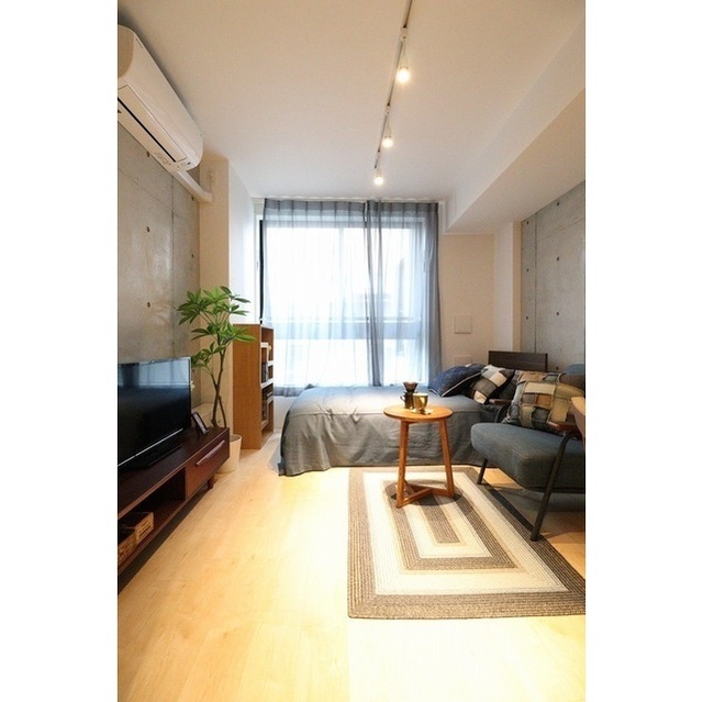 居室・リビング　家具・調度品等は実際の賃貸住戸には含まれません。