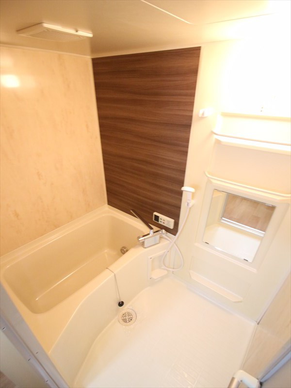 バス・シャワールーム　追焚き機能付きバス（写真は別室）