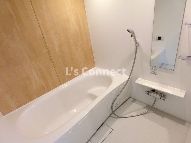 バス・シャワールーム　足を伸ばして入れる１坪浴室。追焚き、浴室乾燥付き。