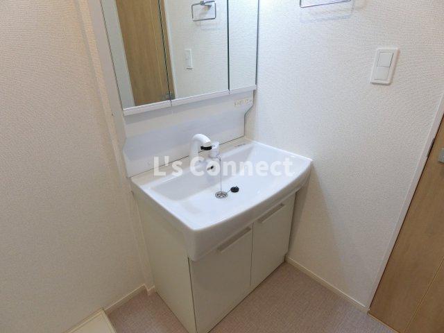 洗面設備　朝の支度もスムーズな独立洗面台。