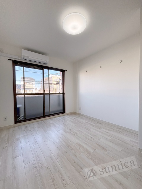 バルコニー　おおきな窓で明るさを演出。