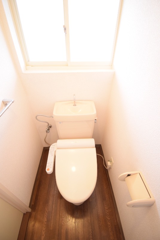 トイレ　トイレに窓があり、明るいです！臭い対策もばっちり♪