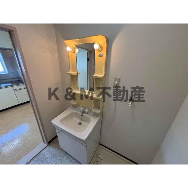 洗面設備　ゆったりとスペースのある洗面所