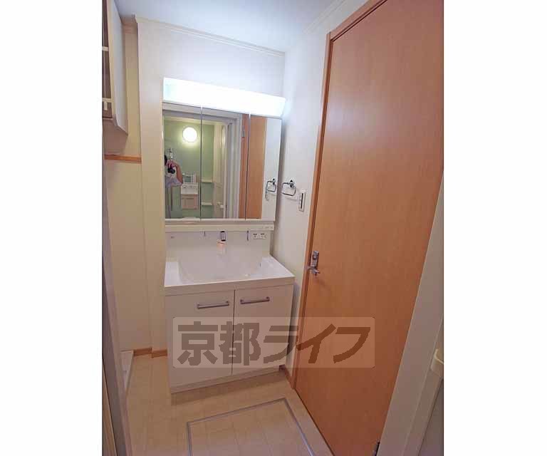 洗面設備　便利な洗面台です。