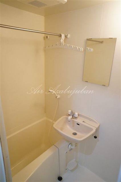 バス・シャワールーム　バストイレが別になっており清潔感のある水回り