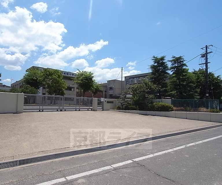 中学校　西城陽中学校（中学校）まで370m