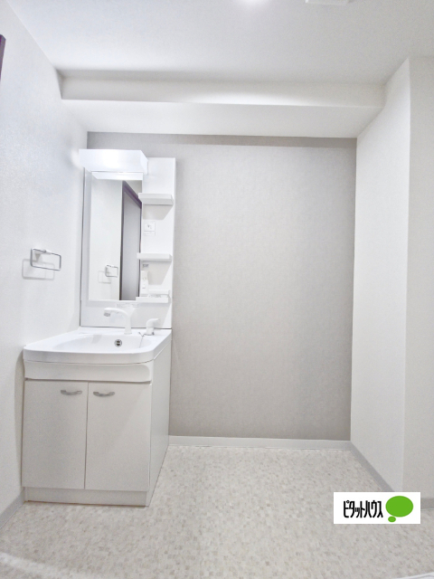 洗面設備　写真は別室。状況が異なる場合は現況を優先します。