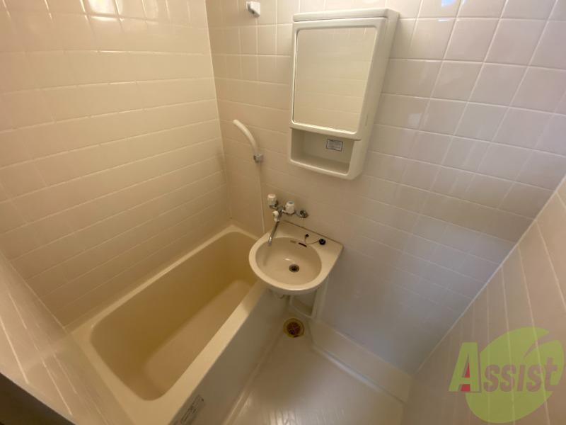 バス・シャワールーム　こちらのシャワーで、１日の疲れをザーッと流す感じですね！