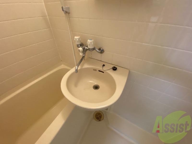 洗面設備　洗面台の前に鏡があるので、用意する必要が無いです！