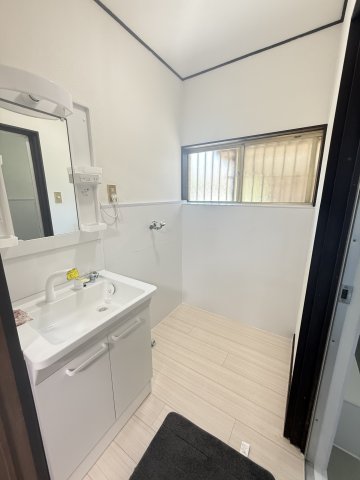 洗面設備　明るい洗面所です