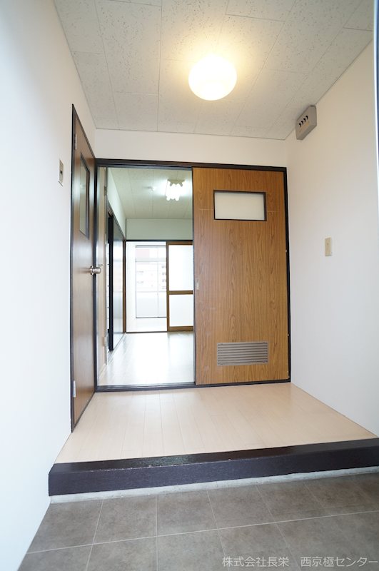 玄関　※同タイプ・別号室の写真です★（実際のお部屋とは異なります）