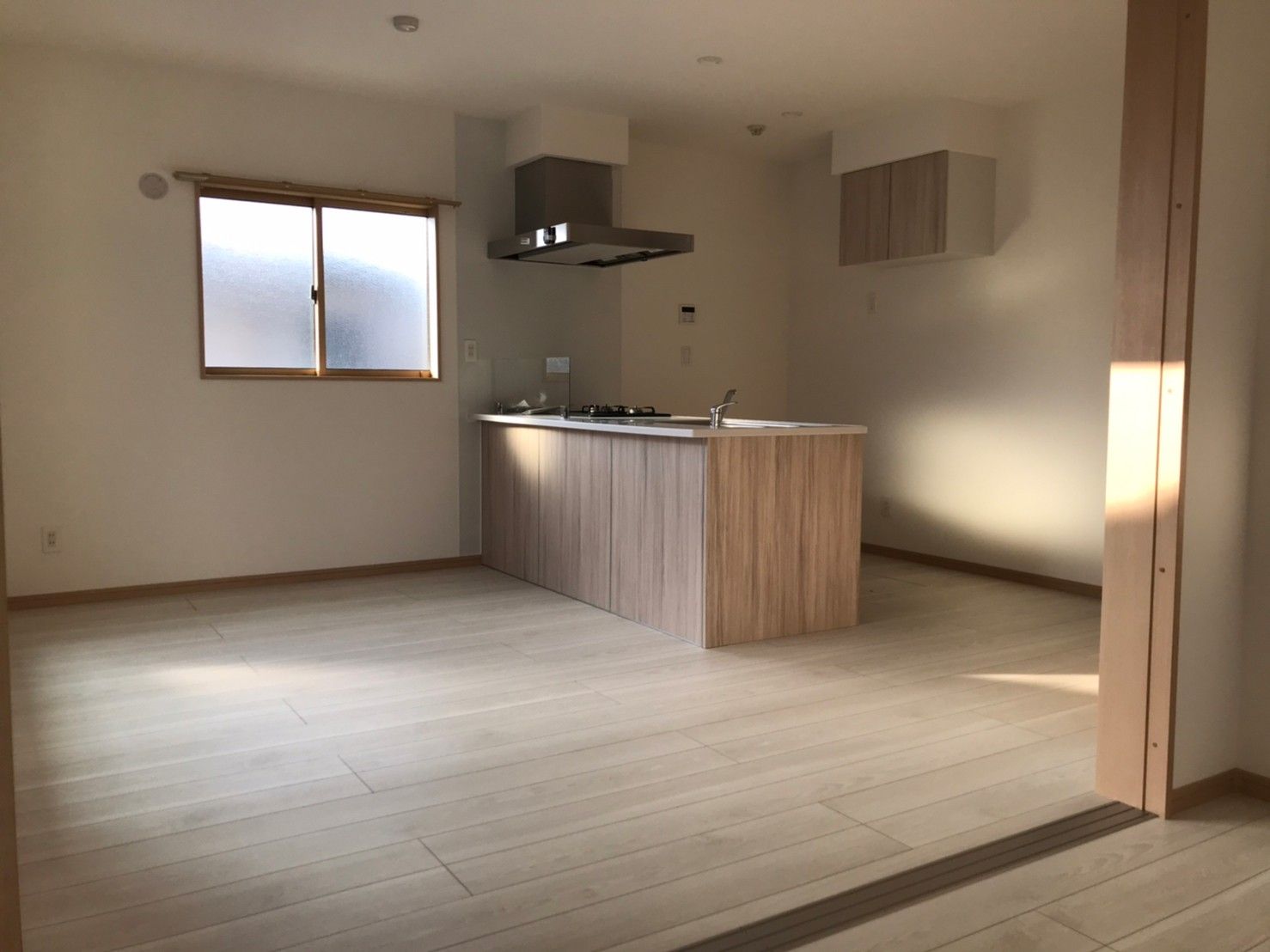 居室・リビング　※別号室の為、現況優先