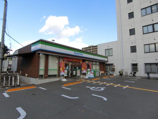 コンビニ　ファミリーマート茨木中穂積店（コンビニ）まで71m