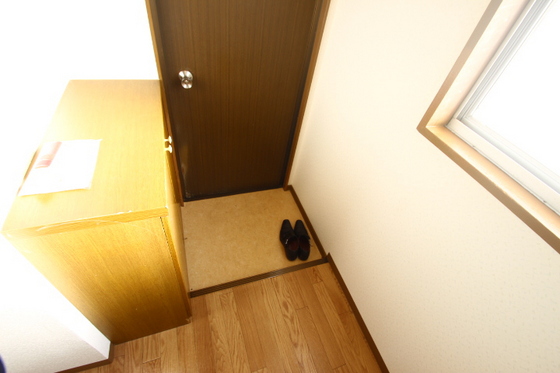 玄関　※別号室の写真です。
