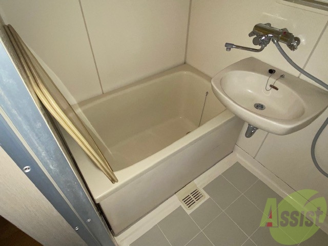 バス・シャワールーム　こちらお風呂になります。一日の疲れを癒してください。