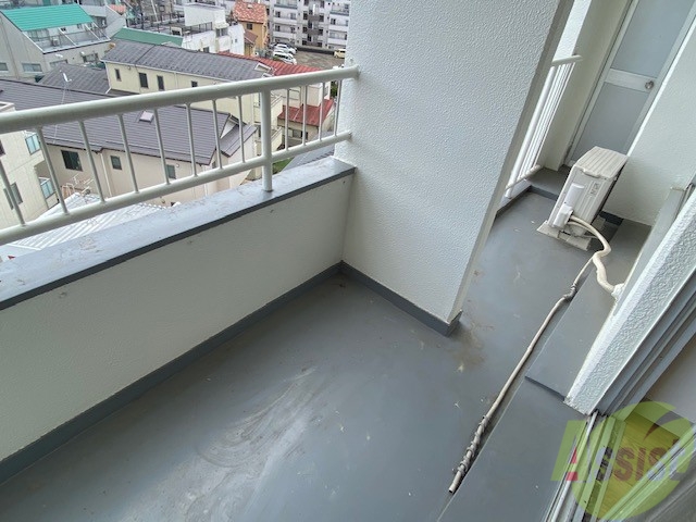 バルコニー　幅があり広めの印象でした。のびのびと作業が出来そうです。