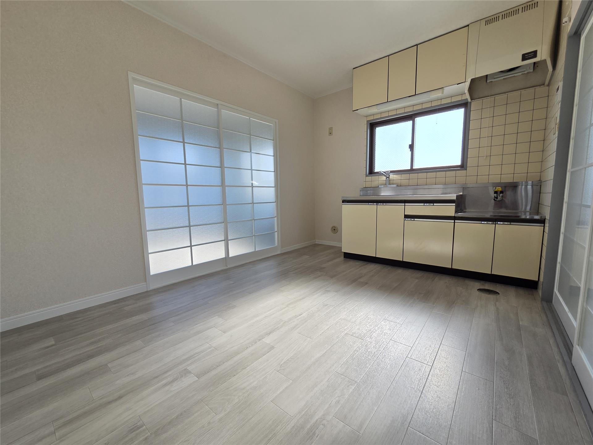 玄関　ダイニングからそれぞれのお部屋に入れるのでルームシェアに最適