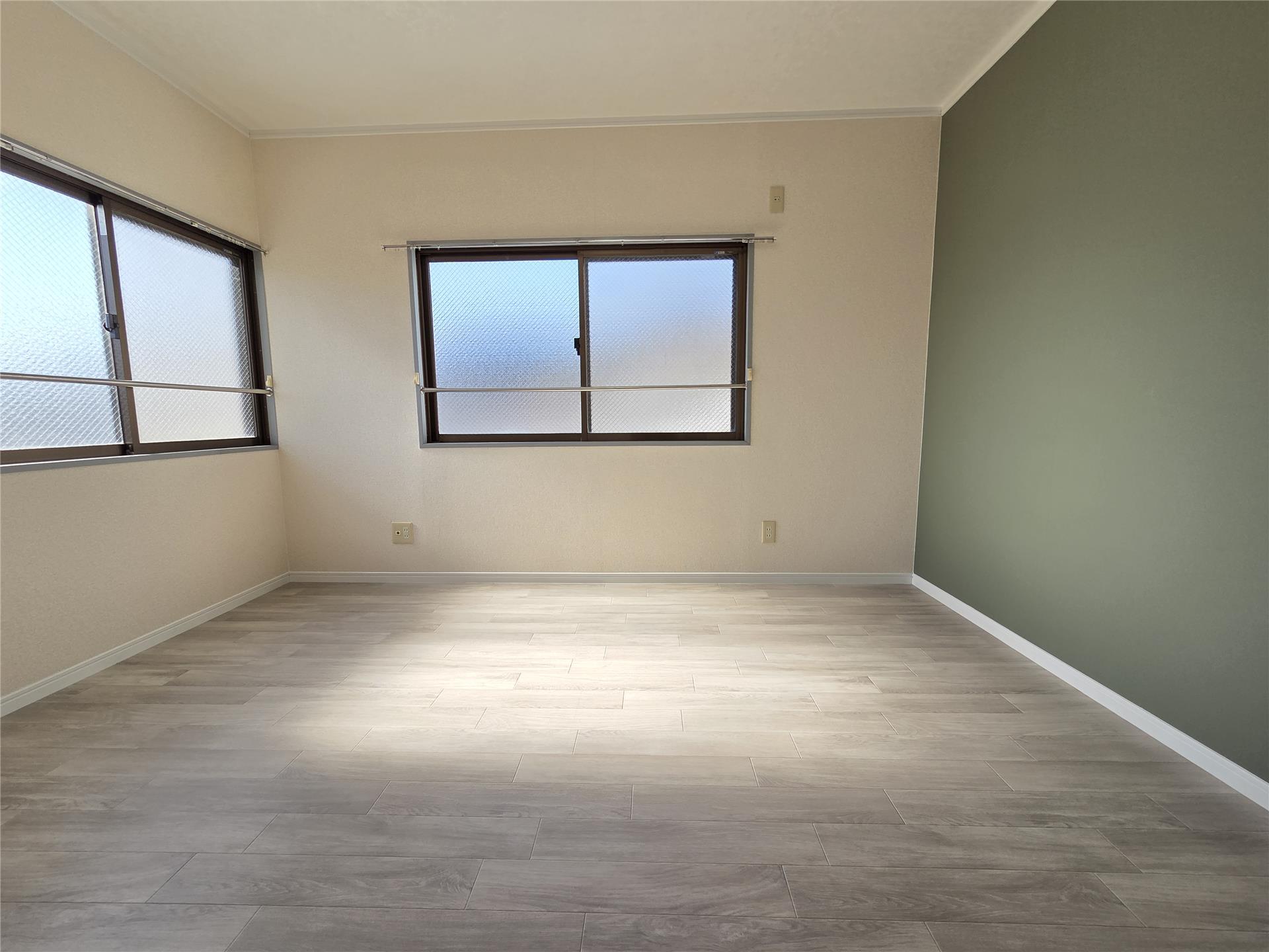 バルコニー　バルコニー側とは違う緑のアクセントクロスの洋室６帖♪