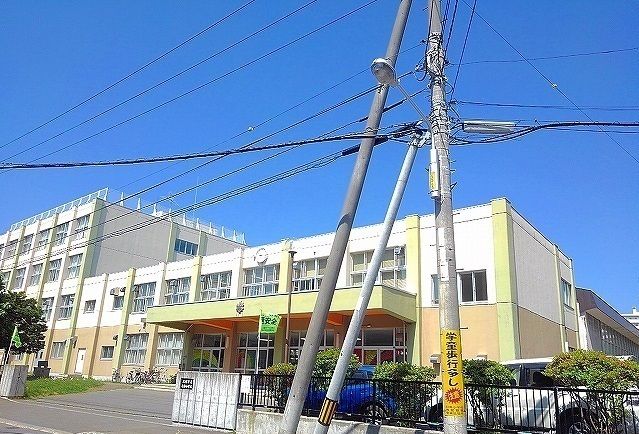 小学校　日新小学校（小学校）まで470m