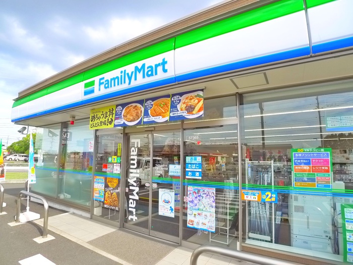 コンビニ　ファミリーマート（コンビニ）まで550m