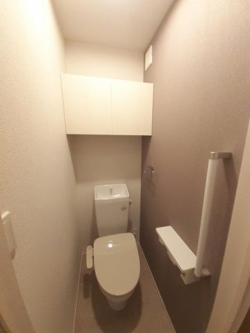 トイレ　落ち着いた色調のトイレです