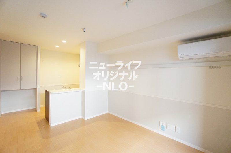 居室・リビング　11.1帖洋室☆快適な暮らしに欠かせないエアコン付☆