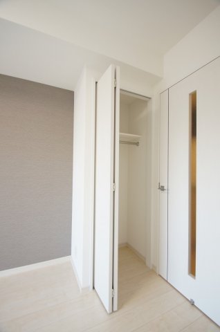 収納　ハンガーパイプ付きクローゼット