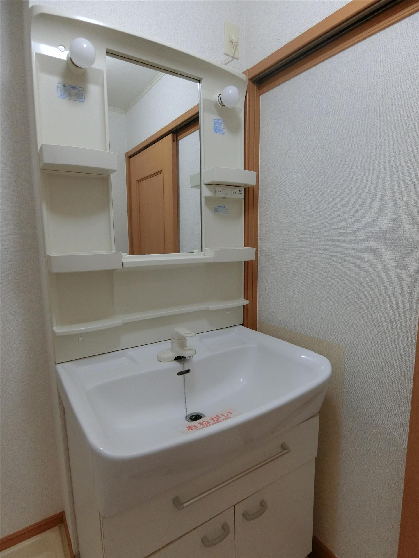 洗面設備　朝のヘアメイクに便利な洗面化粧台です♪