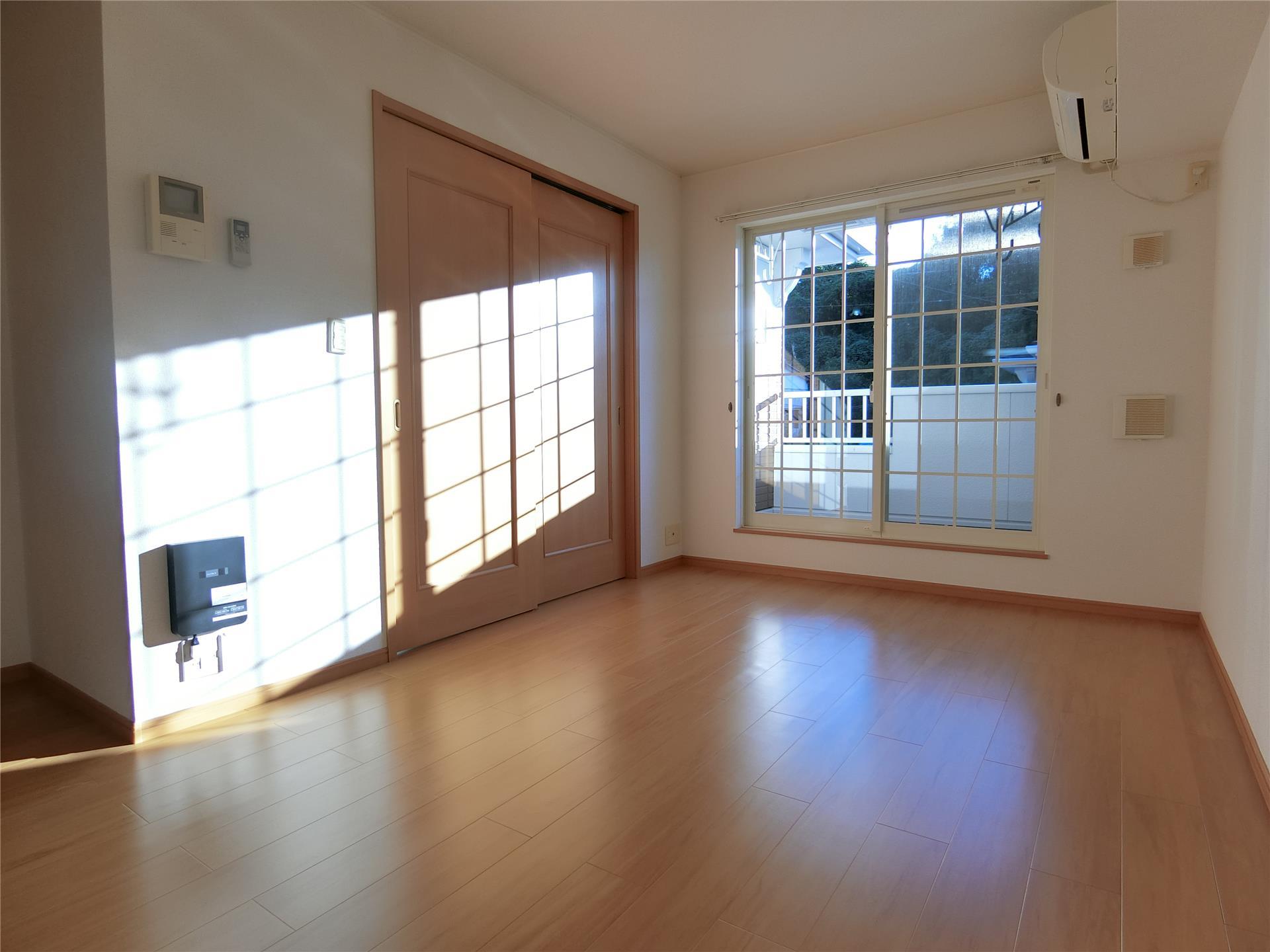 居室・リビング　ゆったりとしたリビング12.1帖♪エアコン付き♪