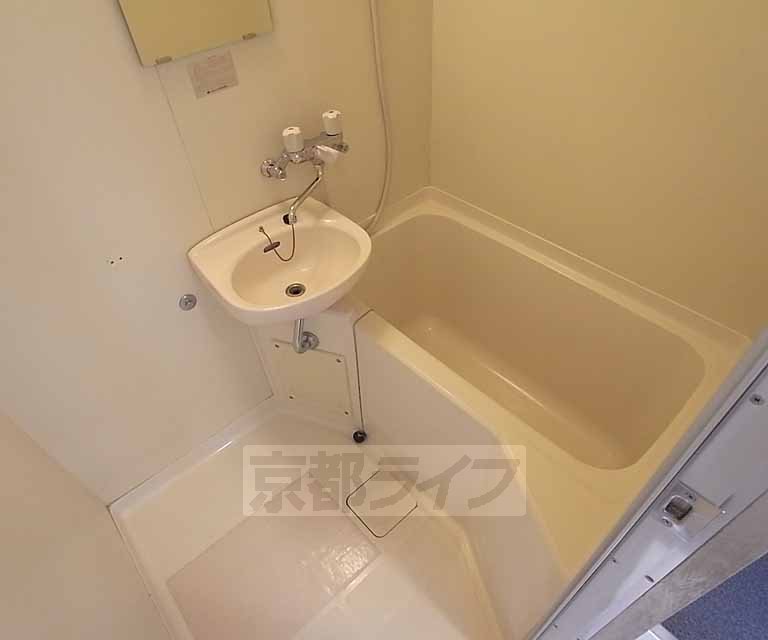 バス・シャワールーム　ゆったりとしたバスルーム。