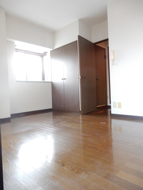 居室・リビング　※補修前の参考画像の為、設備等は現況優先。