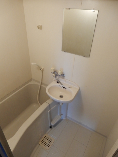 バス・シャワールーム　※補修前の参考画像の為、設備等は現況優先。