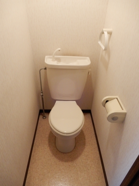 トイレ　※補修前の参考画像の為、設備等は現況優先。