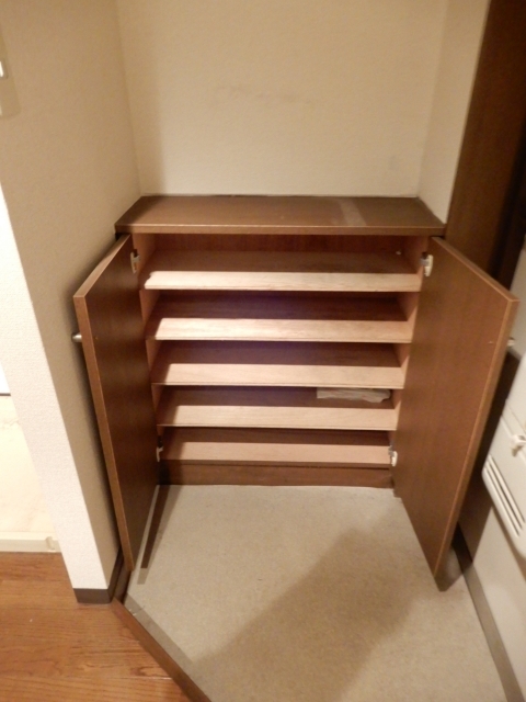 玄関　※補修前の参考画像の為、設備等は現況優先。