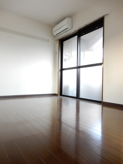 居室・リビング　※補修前の参考画像の為、設備等は現況優先。