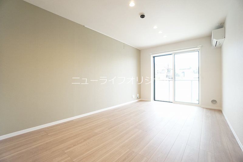 居室・リビング　明るい光が差し込むリビング13.2帖。