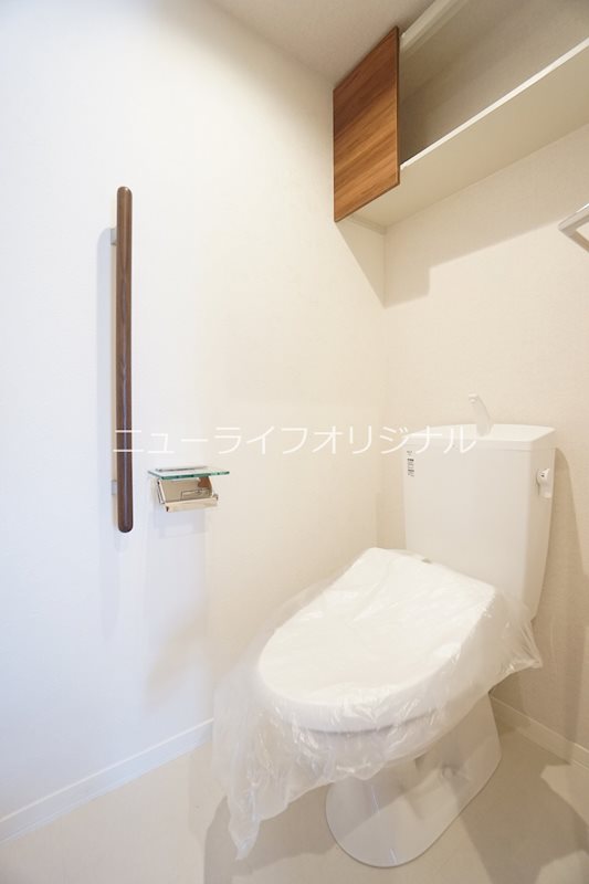 トイレ　収納棚付き、温水洗浄機能付きトイレ