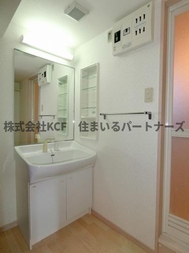 洗面設備　独立洗面化粧台が付いています
