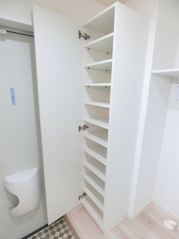 玄関　大型シューズボックス付き