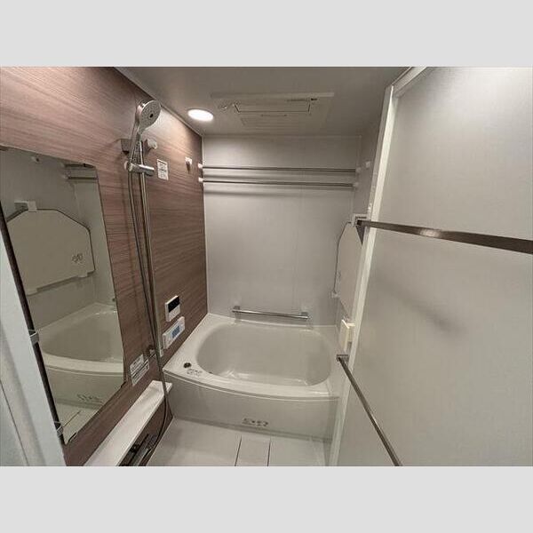 バス・シャワールーム　追い焚き機能・浴室乾燥機付きで便利！