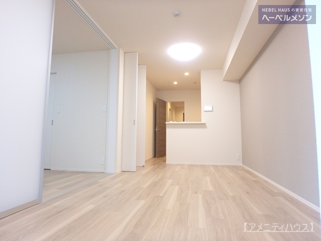 居室・リビング　●バルコニー側からリビングを撮影。