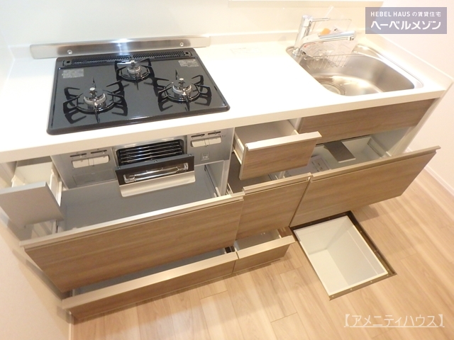 キッチン　●3口ガスコンロ・グリル付きのシステムキッチン。