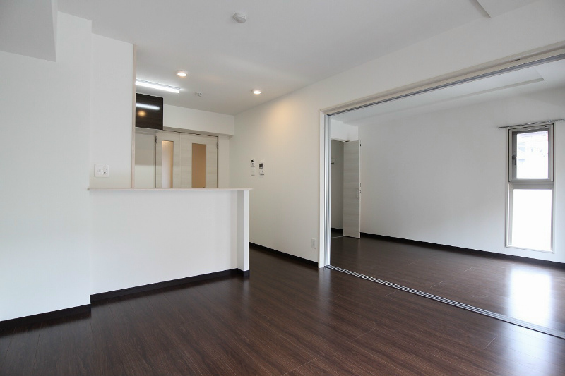 居室・リビング　人気のカウンターキッチン搭載！仕切り扉もあります♪