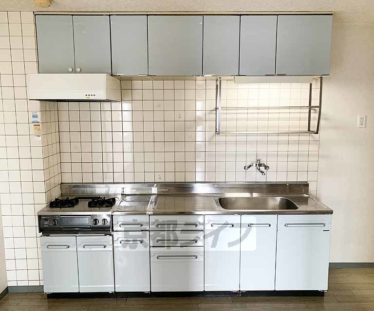 キッチン　収納スペース多数あり