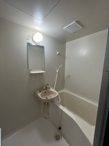 バス・シャワールーム　浴室（お写真は同間取りの205号室）